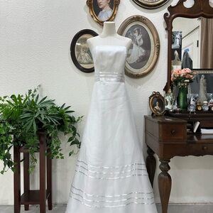 Elegant White Sleeveless Gown